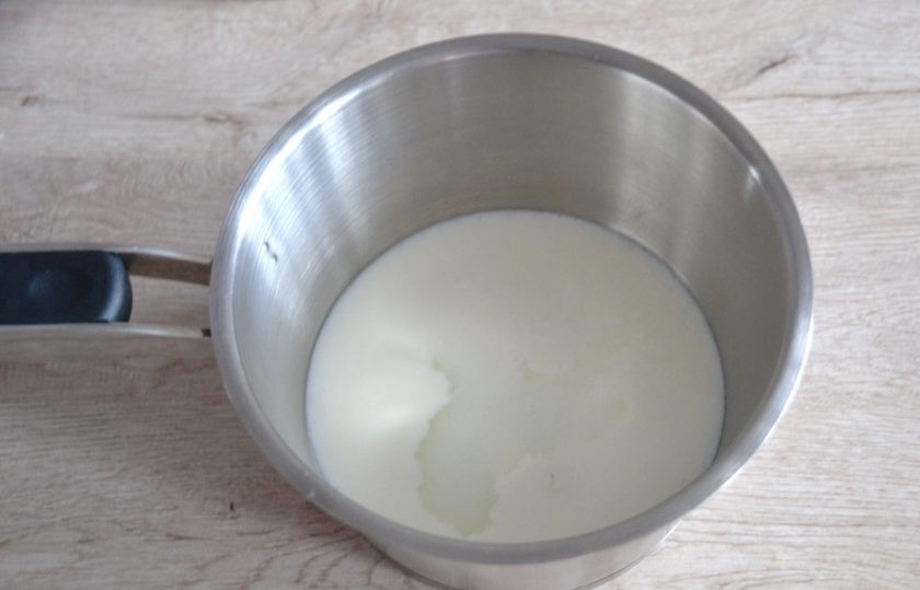 1. Этап. Украинские оладьи: В сотейник влейте кефир (или простоквашу) и воду, слегка подогрейте.