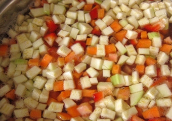 1. Этап. Диетический суп: Опускаем овощи в водичку. Уровень воды должен быть выше на 3-4см. Готовим на среднем огне приблизительно 15 - 20 мин.