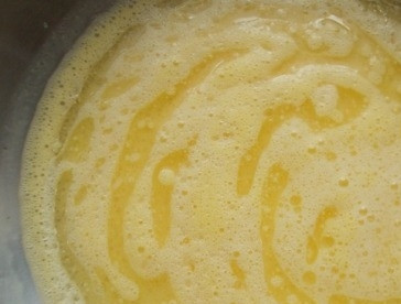 1. Этап. Домашний торт Пьяная вишня: Слегка взбиваем яйца и добавляем к ним молоко и растительное масло, перемешиваем.