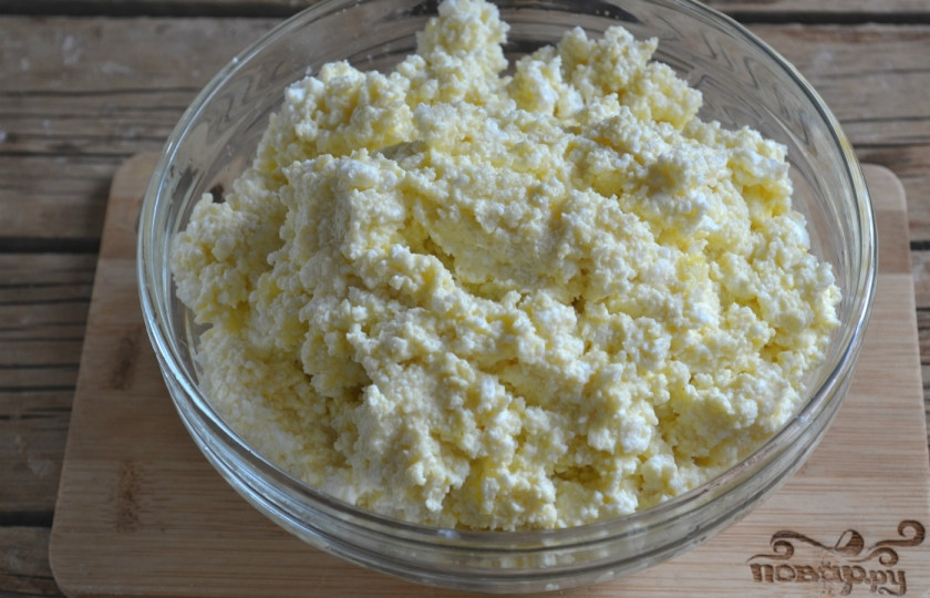 1. Этап. Творожные маффины: Хорошенько разомните все до однородной массы. Можно воспользоваться и блендером, но тогда масса станет совсем кремообразной, это на любителя.
