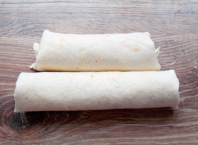 1. Этап. Тортильи с красной рыбой: Подверните два противоположных края, и скатайте лепешки в плотные рулеты.