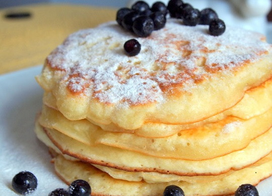 1. Этап. Оладушки на йогурте: 7. А если дополните их свежими ягодами или фруктами, тогда будет не только вкусно, но и полезно. Приятного аппетита!