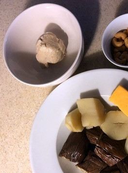 1. Этап. Баклажаны с курицей и кешью: 1. Варим куриную грудку в течении 30 минут. Охладить. 2. Моем, чистим, запекаем баклажан и картофель. Готовим в стеклянной форме с крышкой на второй полке сверху (нагрев снизу). Ставим в холодную духовку без предварительного разогревания. Запекаем с небольшим количеством воды в течении 30 минут и еще через 25 минут, медленно остывая все приготовится. 3. Моем и чистим лук и чеснок.