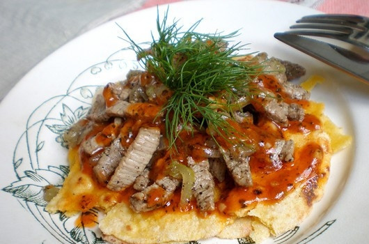 1. Этап. Искандер кебаб: В конце уложите зажарку на тарелку. Украсьте кебаб зеленью. Приятного аппетита!