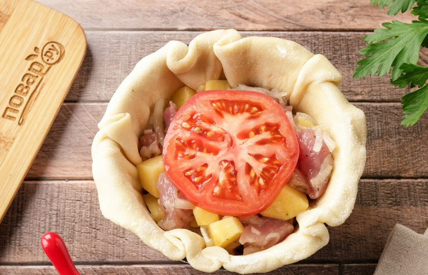 1. Этап. Жаркое в горшочке из теста: Сверху положите кружочек помидора.