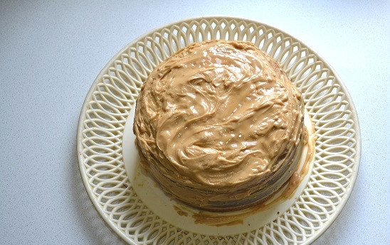 1. Этап. Торт Витязь: Осталось дело за малым - перемазать коржи кремом и собрать тортик. Последовательность коржей может быть любой.