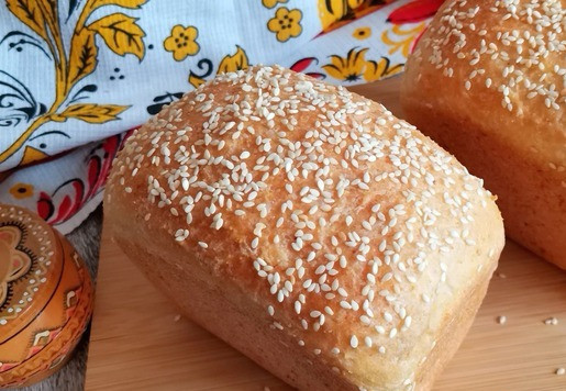 1. Этап. Хлеб Воздушный: Смазать верх растительным маслом, посыпать кунжутом и выпекать хлеб в заранее разогретой до 180°С духовке до готовности. У меня хлебушек был готов через 33 минуты. !! ОРИЕНТИРУЙТЕСЬ НА РАБОТУ СВОЕЙ ДУХОВКИ!! Готовый хлебушек остудить на решётке или деревянной доске.