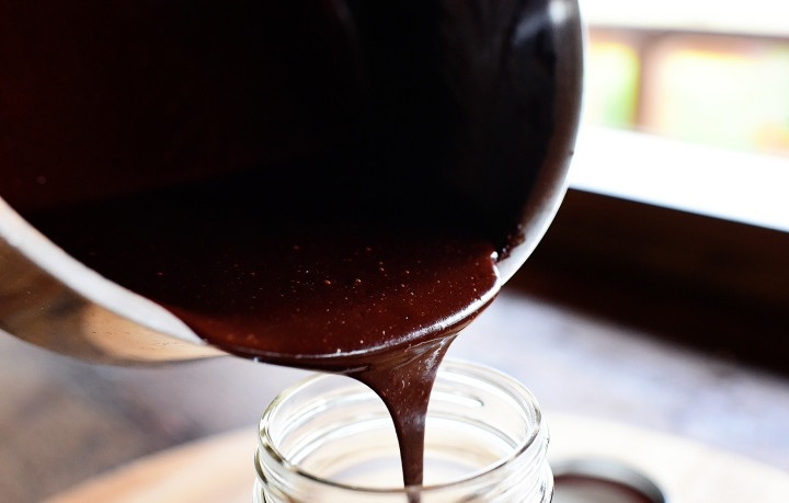 1. Этап. Шоколадный домашний топпинг: 4. Когда масло растает, дайте соусу остыть при комнатной температуре. После чего поместите его в герметичную емкость и отправьте храниться в холодильник.