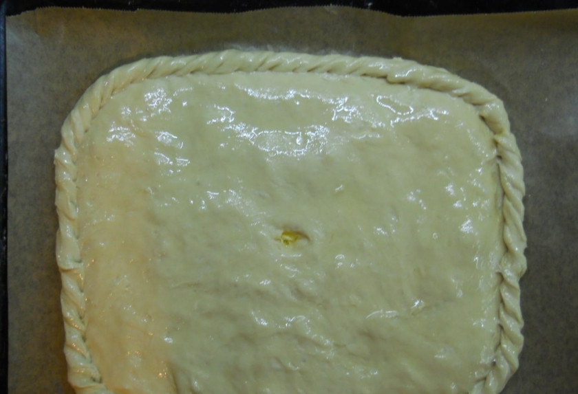 1. Этап. Вкуснейший сырный пирог: 8. Тщательно защипываю края «косичкой» (или кто как умеет), смазываю пирог растительным маслом, в центре делаю дырочку, чтобы выходил пар.