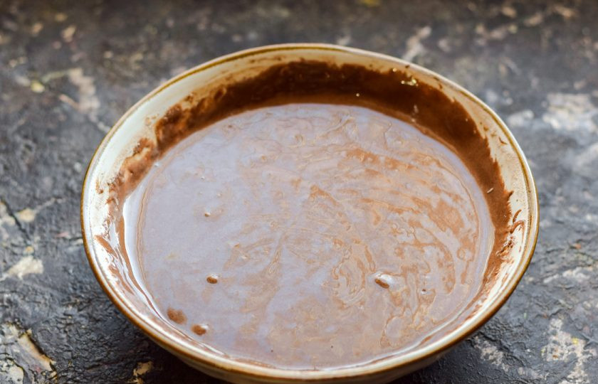 1. Этап. Шоколадные оладьи на молоке: Перемешайте все до однородности. Дайте тесту постоять 15 минут.