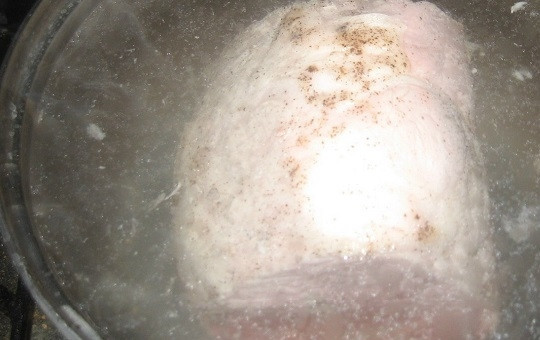 1. Этап. Домашняя ветчина: Доводим до кипения воду в казане или толстостенной кастрюле и выкладываем будущую ветчину. Варим на маленьком огне при очень слабом кипении 2 часа. Затем отключаем огонь и даем ветчине остыть в воде.