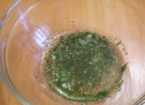 1. Этап. Быстрые маринованные кабачки: И сразу делаем маринад для кабачков. Смешиваем в глубокой таре масло, уксус и специи, чеснок пропускаем через пресс.