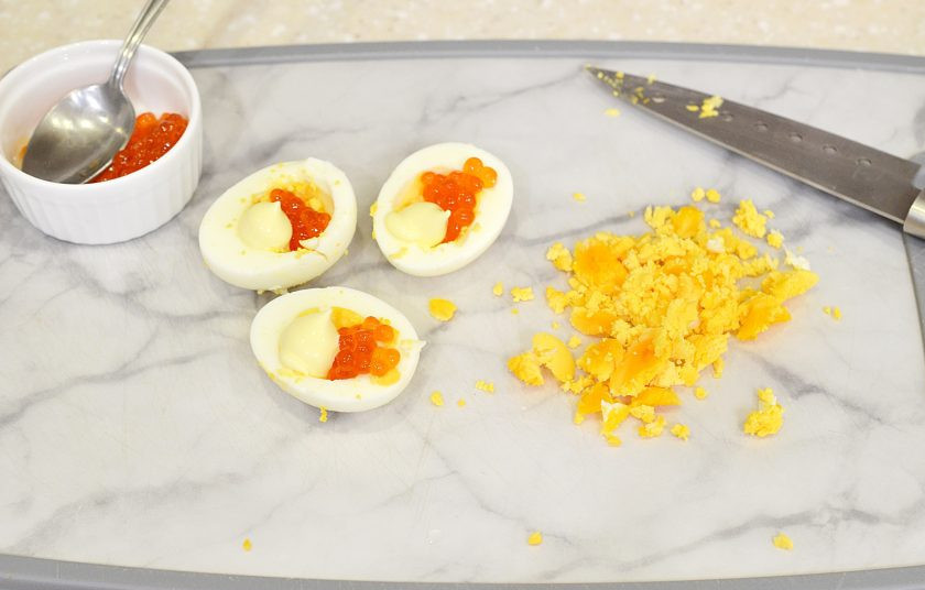 1. Этап. Яйца по-русски: Заполните белки икрой и майонезом.