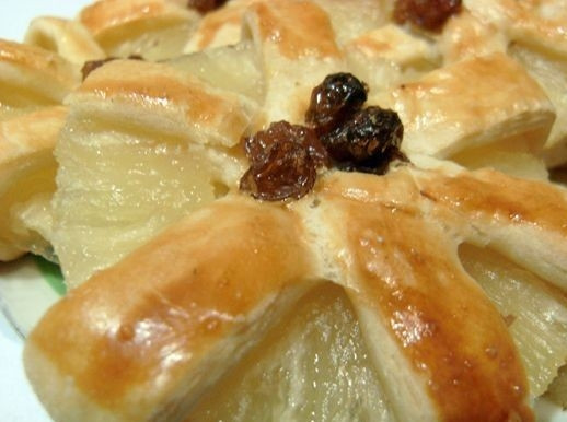 1. Этап. Пирожное из слоеного теста: Выпекать при 180 градусах до золотистого цвета.