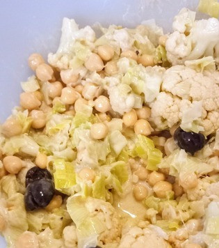 1. Этап. Салат из цветной капусты и нута: В салатницу добавить кориандр, укроп и маслины.