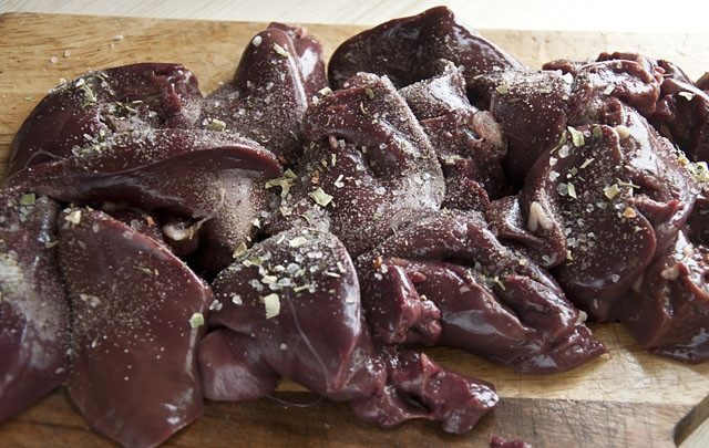 1. Этап. Печень индейки в мультиварке: 2. Немного соли, щепотка перца, по желанию другие специи и сушеные травы. Использовать большое количество приправ не стоит, чтобы не перебить вкус.