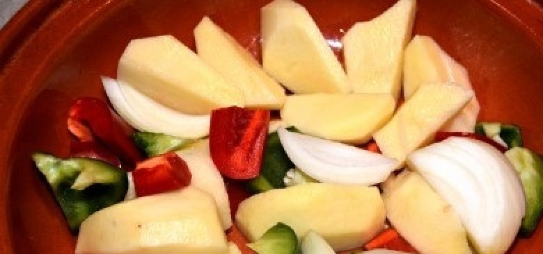 1. Этап. Говядина на косточке: Овощи моем, чистим и нарезаем крупными дольками. Кладем в форму для запекания.