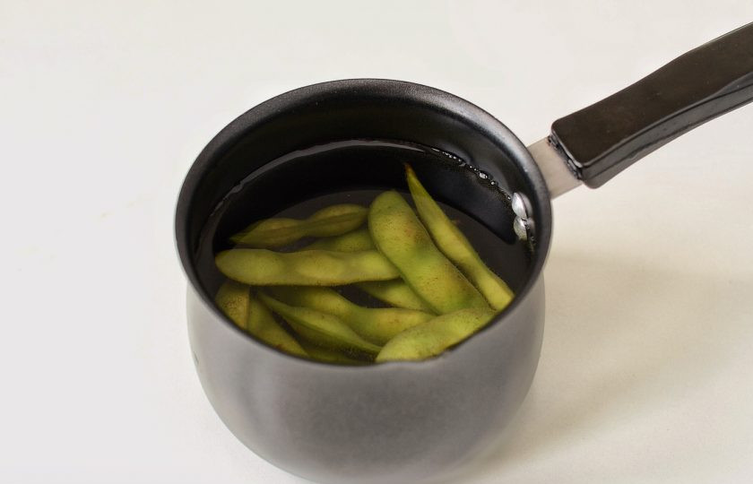 1. Этап. Поке боул: Эдамаме отварите в кипящей воде в течение 6-8 минут.