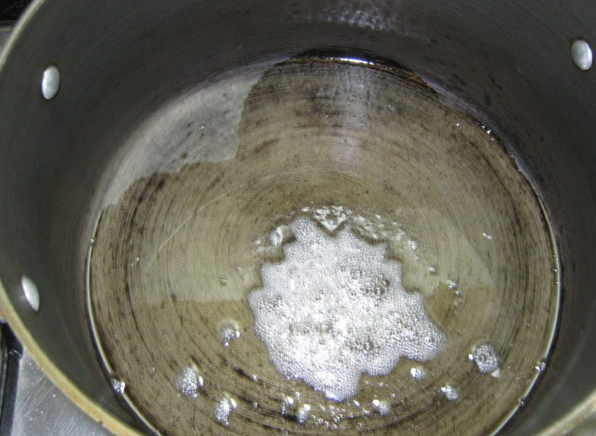 1. Этап. Курица, тушенная в кефире: 1. Наливаю растопленное и очищенное сливочное масло, хорошенько разогреваю его. Очищаю корень имбиря и чеснок, натираю их на мелкой терке и добавляю по столовой ложке каждого.