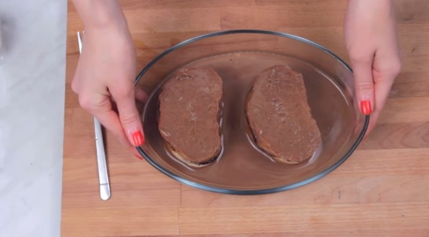 1. Этап. Шоколадные тосты: 4. Хлеб нарежьте на небольшие ломтики и мажьте их ганашем. Затем скрепите да ломтика хлеба, это будет одна порция. Какао с яйцами перелейте в плоскую емкость и поместите туда ломтики хлеба, чтобы он хорошо пропитался.