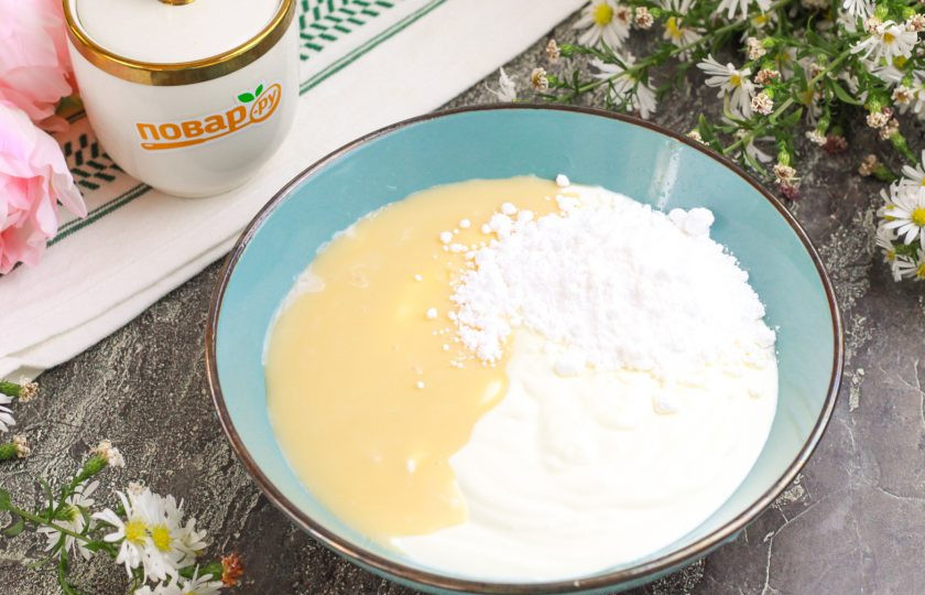 1. Этап. Торт из печенья с кремом из сметаны и сгущёнки: Выложите в глубокую емкость сметану любой жирности, сгущенное молоко и сахарную пудру. При желании вместо пудры допустимо использовать сахар или цветочный мед по вкусу.