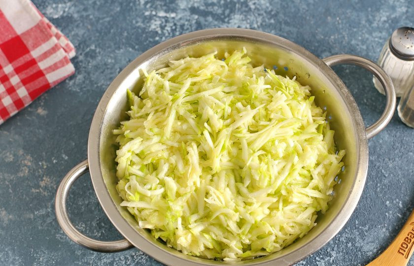 1. Этап. Торт из цукини: Цукини натрите на крупной терке. Добавьте щепотку соли, перемешайте и оставьте на 10 минут.