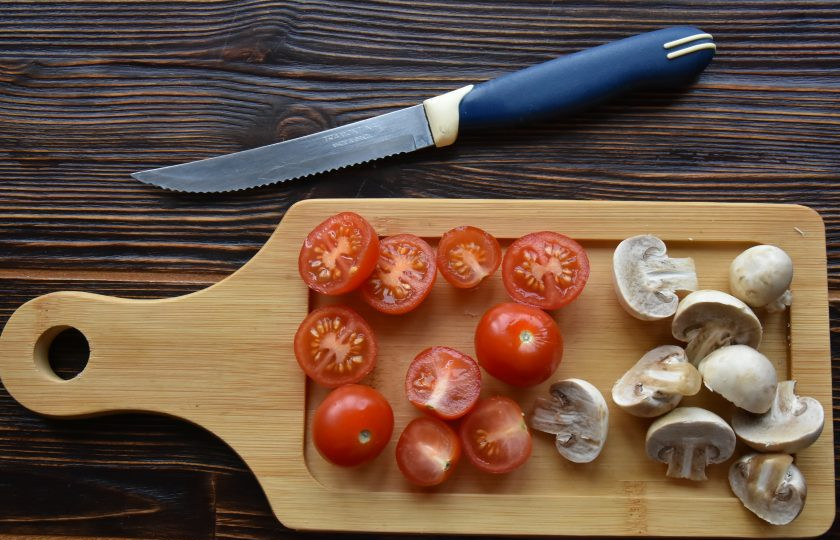 1. Этап. Том ям рецепт с морепродуктами: Грибы и томаты черри разрежьте пополам или оставьте их целыми, если они небольшого размера.