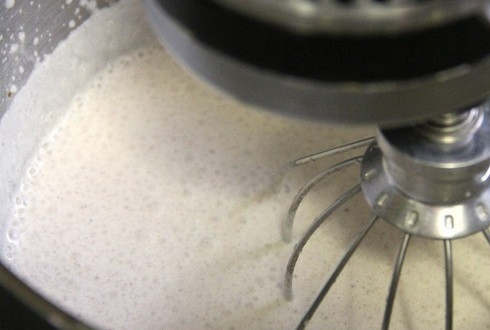 1. Этап. Яблочное мороженое с корицей: 2. Охлажденную массу снова взбейте и отправьте теперь уже в морозильник. Оставьте на 2-3 часа, не забывая каждые 15 минут тщательно перемешивать.