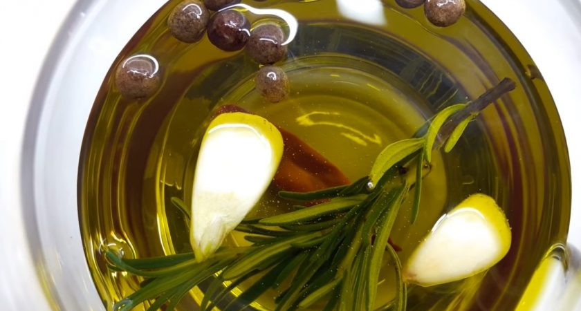 1. Этап. Пряная салатная заправка: 2. В теплое масло добавьте острый перец, зубчики чеснока, душистый перец и веточку розмарина. Если вы готовите такую заправку летом, можете добавить сезонные пряности.