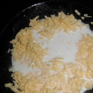 1. Этап. Пирог без дрожжей: 3. Чтобы начинка не получилась сухой, приготовим заливку. Для этого натереть сыр на терке. Взбить яйца со сливками и перемешать с сыром.