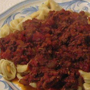 1. Этап. Сырный Тортеллини с мясным соусом: Подаем Тортеллини вместе с мясным соусом.