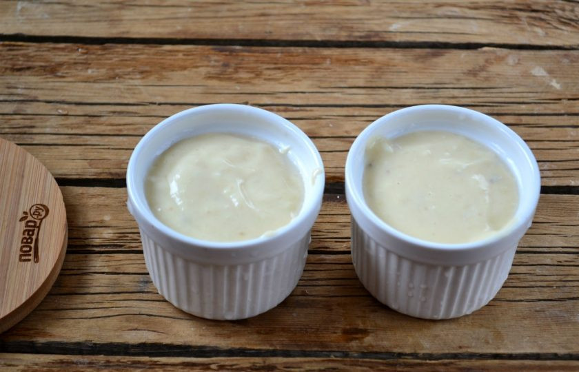 1. Этап. Творожное суфле в микроволновке: Выложите творожную массу в формочки. У меня формочки объемом 100 мл. Поставьте формочки в микроволновку, включите максимальную мощность. И теперь внимание, если вы впервые готовите творожное суфле, то вам сначала нужно определиться со временем приготовления для вашей микроволновки. Я делала так – у моей микроволновки мощность 1600 Вт, объем формочек 100 мл, 2 штуки. Запомнили. Включила микроволновку на 2 минуты. И смотрю, как ведет себя суфле, ровно через минуту оно выросло и получилась пышная шапка. Я остановила работу микроволновки. Через минуту я включила снова на 15 секунд. Суфле было готово. Итак, мне понадобилось всего 1 минуты и 15 секунд.