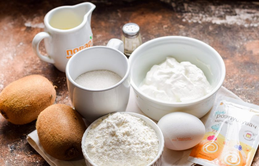 1. Этап. Пирог с киви на сметане: Подготовьте ингредиенты. При желании можете удвоить их, если готовите пирог для большой компании.