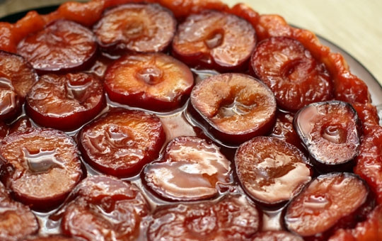 1. Этап. Тарт татен со сливами: Готовый тарт слегка остужаем, разрезаем на кусочки и подаем. Приятного аппетита!