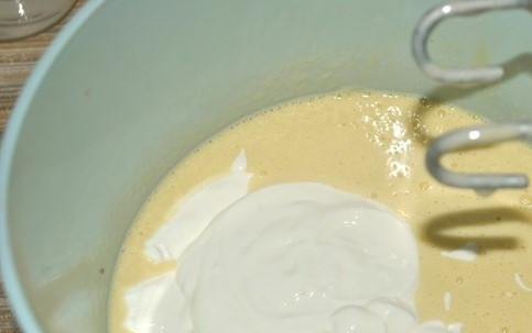 1. Этап. Тесто для пирогов на закваске: 5. Переходим к приготовлению теста для пирогов: в готовую закваску добавьте 2 яйца и 250 мл. 15%-ной сметаны, все это тщательно перемешайте.