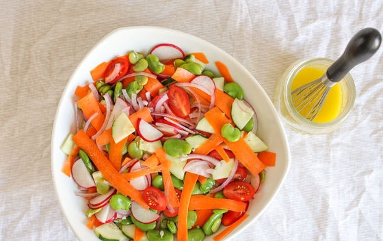 1. Этап. Салат из редиса: 4. Подготовленные овощи выкладываю в большую тарелку и перемешиваю.