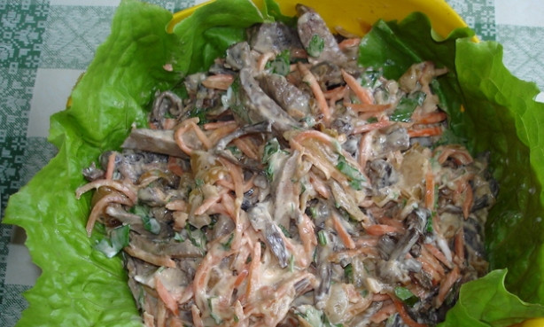 1. Этап. Салат Богатырь: 4. Смешайте все ингредиенты, добавьте корейскую морковку, зелень. Заправьте майонезом. Салат готов.