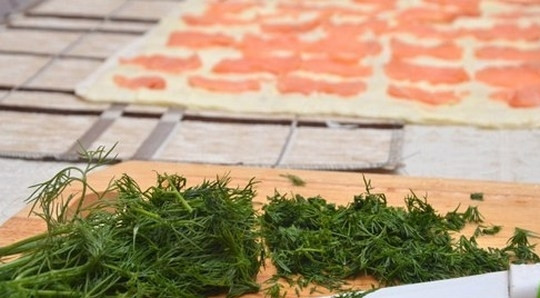 1. Этап. Лаваш с сыром, и семгой, и зеленью: 4. Укроп (можно петрушку) мою и вытираю салфетками, нарезаю мелко.