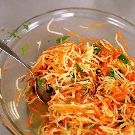 1. Этап. Салат из редьки с морковью: Когда овощи пустят сок, лишнюю жидкость из салата нужно будет слить. Посыпаем овощи кинзой, заправляем оливковым маслом.