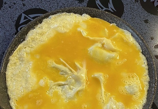 1. Этап. Завтрак на траве: В миске смешайте 2 яйца ( из расчета на 1 порцию) Добавьте соль и перец по вкусу. Вылейте на разогретую сковороду, равномерно распределив омлет.