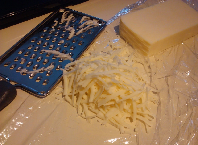 1. Этап. Омлет из желтков: 5. Существует также второй, не менее интересный вариант. Сыр нужно натереть на средней терке.