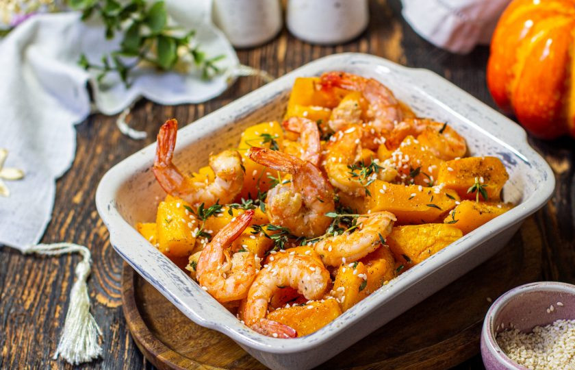 1. Этап. Креветки с тыквой: Достаньте готовые креветки и тыкву, переложите на блюдо и посыпьте кунжутом. Подавайте как самостоятельное блюдо или дополните свежими листьями салата. Приятного аппетита!