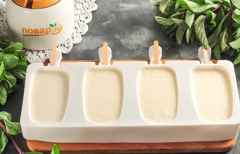 1. Этап. Сливочно-кокосовое мороженое: Затем перелейте кокосовую массу в формочки для мороженого и вставьте в них деревянные палочки. Поместите форму в морозильную камеру на 4-5 часов до полного застывания.