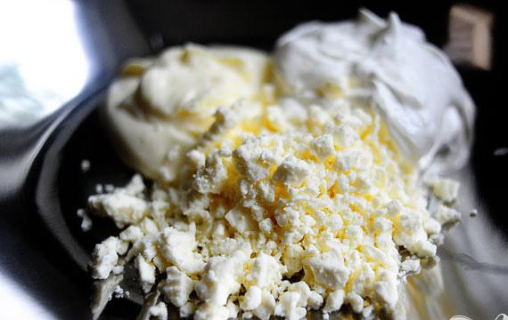 1. Этап. Куриный салат с сыром фета и кукурузой: Приготовить заправку для салата. Смешать майонез, сметану, сыр фета и масло с уксусом. Добавить сахар и лимонный сок, приправить солью и перцем. Перемешать. Добавить соль, если необходимо.