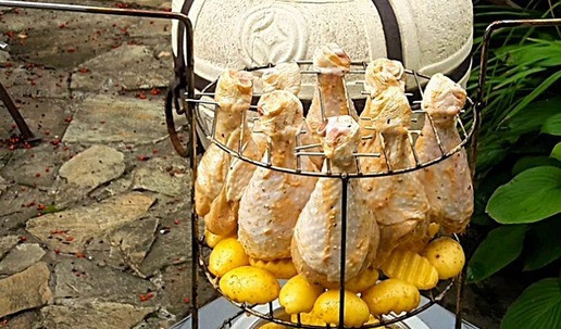 1. Этап. Куриные ножки с картошкой из тандыра: Подвесить ножки на решетку (этажерку) тандыра, закрепить их гвоздиками. Картошку разместить ниже ножек. Когда голени будут запекаться — жирок будет стекать на картофель.