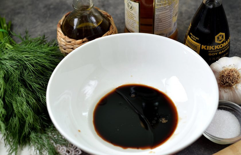 1. Этап. Маринованные шампиньоны в соевом соусе с чесноком и укропом: Пока шампиньоны варятся, приготовьте маринад. В глубокую миску влейте соевый соус и растительное масло.