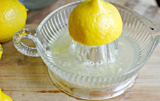 1. Этап. Ванильный лимонад: 5. Из лимонов выжмите сок. Оставьте пару кружков для лимона.