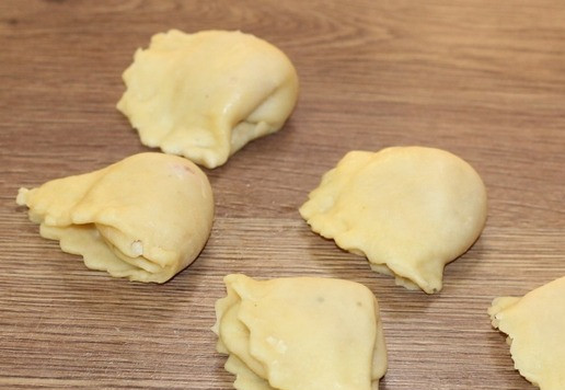 1. Этап. Вкусные ракушки с начинкой из индейки: 14. При помощи яичного белка.