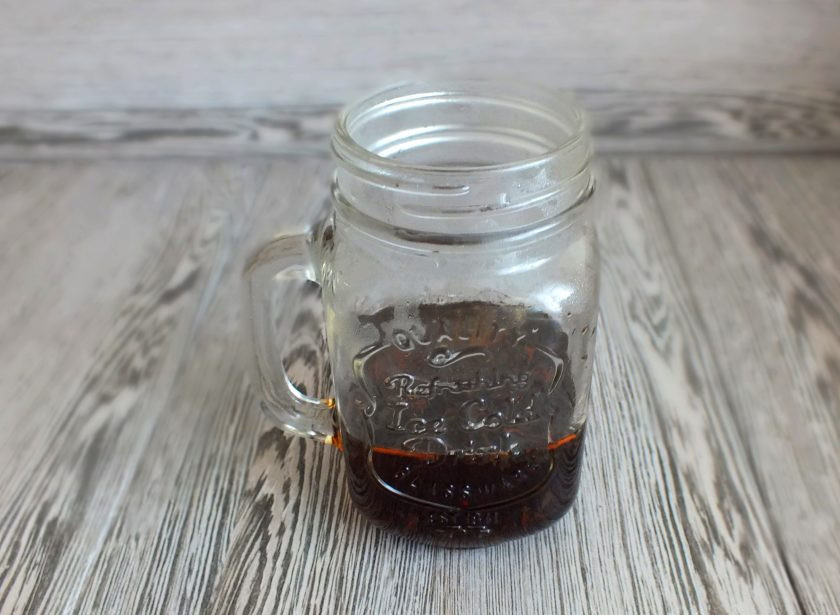 1. Этап. Домашние шпроты из кильки: Заварите чайную заварку крутым кипятком. Отставьте в сторону.