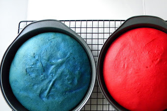 1. Этап. Торт Капитан Америка: 2. После выпекания дайте бисквиту немного остыть и только после этого можете вытащить их из формы. У меня открывающиеся круглые формы, которые я обязательно простилаю пергаментной бумагой перед выпеканием и смазываю растительным маслом.